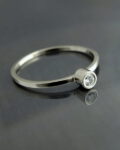 minimalistyczny złoty pierścionek z brylantem, białe złoto