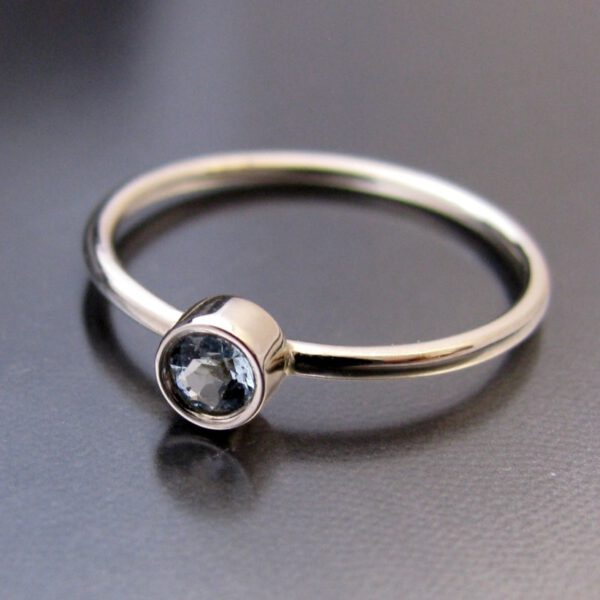 minimalistyczny złoty pierścionek z akwamarynem