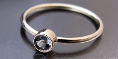 minimalistyczny złoty pierścionek z akwamarynem z białego złota