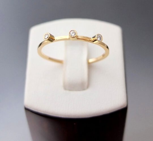 minimalistyczny złoty pierścionek z 3 brylancikami