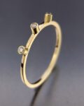 minimalistyczny złoty pierścionek z 3 brylancikami
