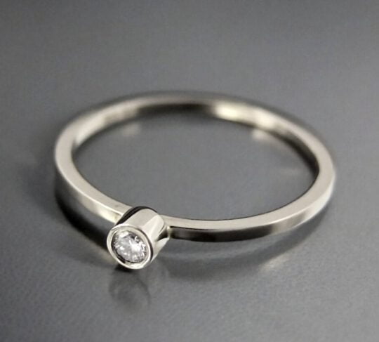 minimalistyczny złoty pierścionek z brylantem, białe złoto
