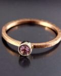 złoty pierścionek z jasnym rózowym turmalinem czerwone złoto