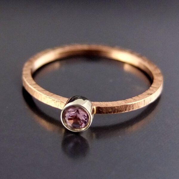 złoty pierścionek z jasnym rózowym turmalinem czerwone złoto