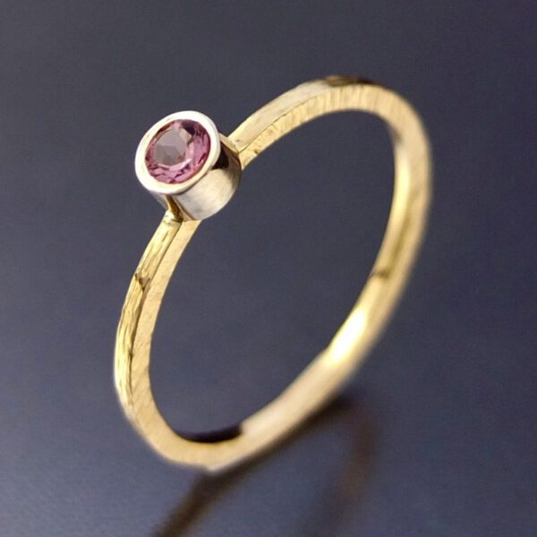 złoty pierścionek z jasnym rózowym turmalinem różowe złoto