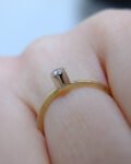 minimalistyczny złoty pierścionek na zaręczyny