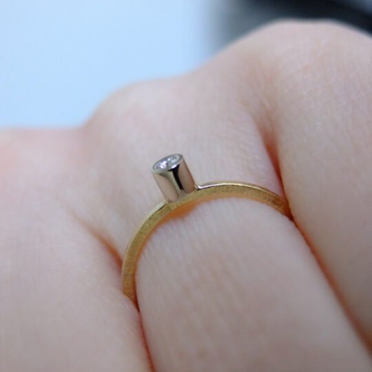 minimalistyczny złoty pierścionek na zaręczyny