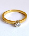 minimalistyczny złoty pierścionek z brylantem z fakturą