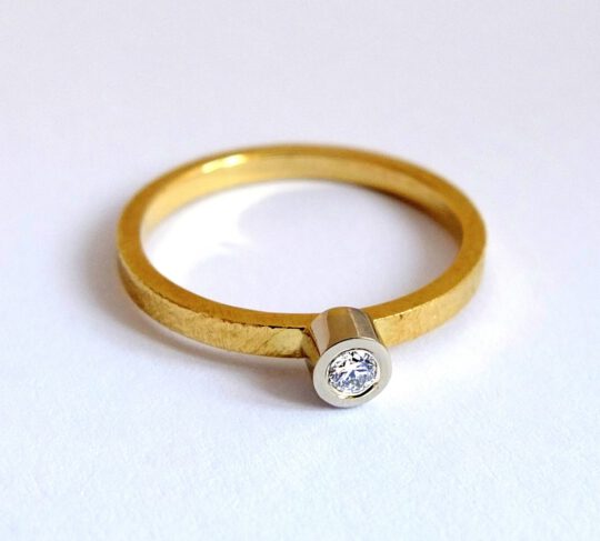 minimalistyczny złoty pierścionek z brylantem z fakturą