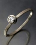 minimalistyczny złoty pierścionek z brylantem z białego złota