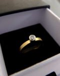złoty pierścionek z brylantem
