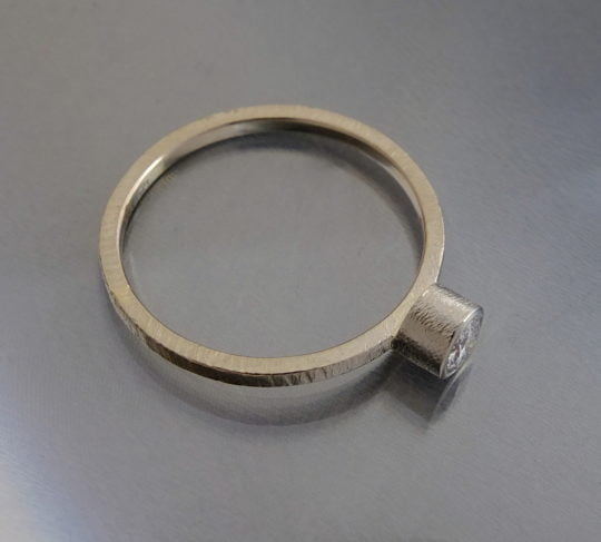 oryginalny złoty pierścionek z brylantem na zaręczyny