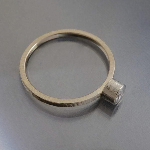 oryginalny złoty pierścionek z brylantem na zaręczyny