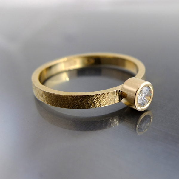 minimalistyczny pierścionek z brylantem