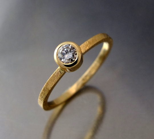 minimalistyczny złoty pierścionek z brylantem