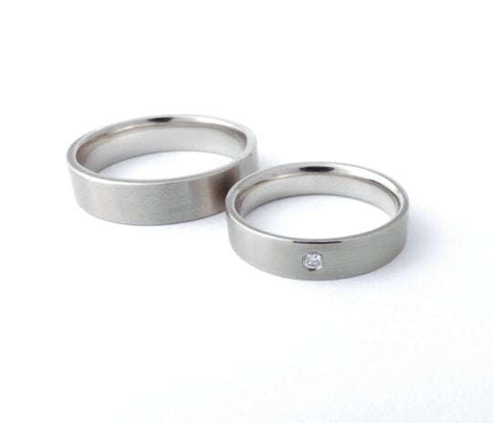 minimalistyczne obrączki ślubne z brylantem z białego złota