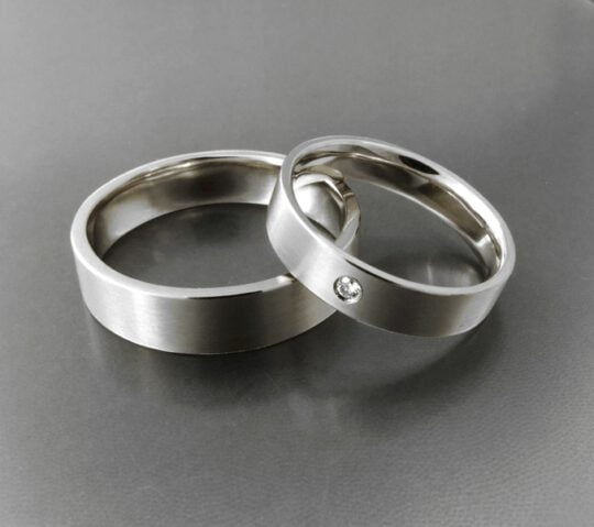 minimalistyczne obrączki ślubne z brylantem z białego złota