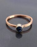 minimalistyczny złoty pierścionek z szafirem