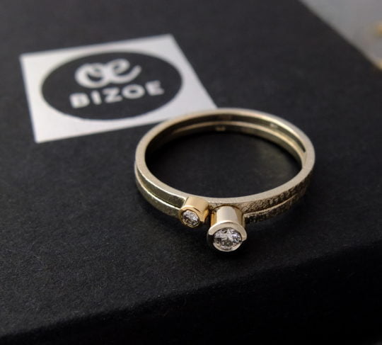 minimalistyczny złoty pierścionek z brylantem, zestaw z białego złota