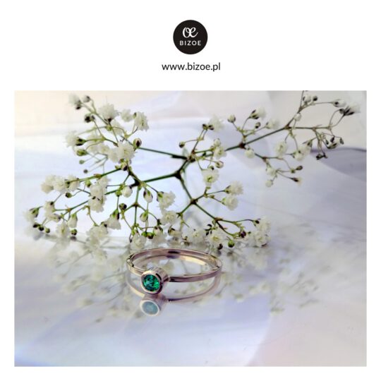 minimalistyczny pierścionek z zielonym kamieniem