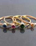 komplet złotych pierścionków z kamieniami szlachetnymi, kolorowe