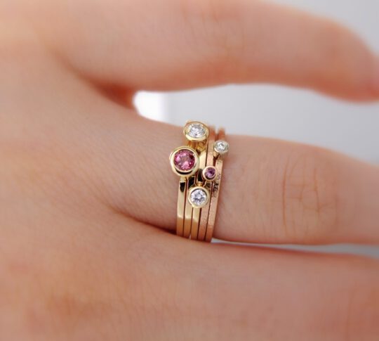 komplet pierścionków z różowym turmalinem i brylantami na palcu
