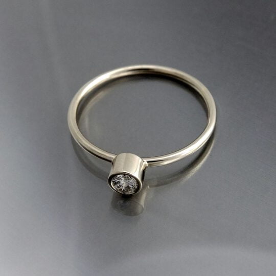 minimalistyczny pierścionek z białego złota z brylantem