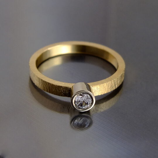 złoty pierścionek z brylantem