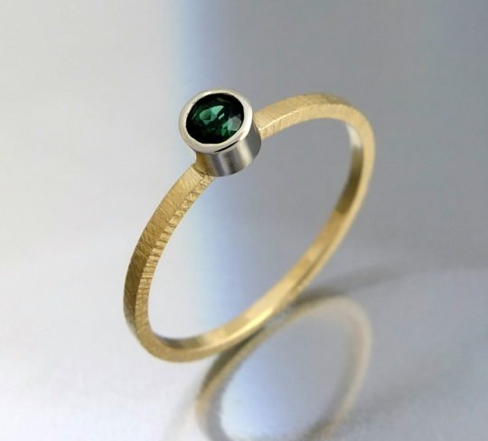 minimalistyczny złoty pierścionek z turmalinem