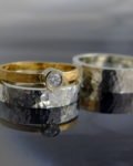 komplet z białego złota młotkowane obrączki i pierścionek z brylantem