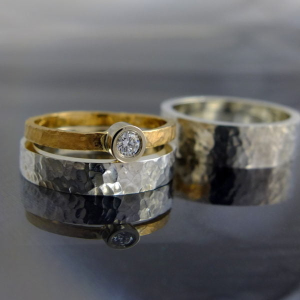 komplet z białego złota młotkowane obrączki i pierścionek z brylantem