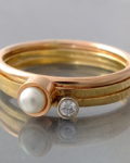 zestaw złotych pierścionków, brylant z perłą