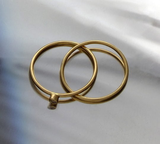 podwójny pierścionek z brylantem rozłożony