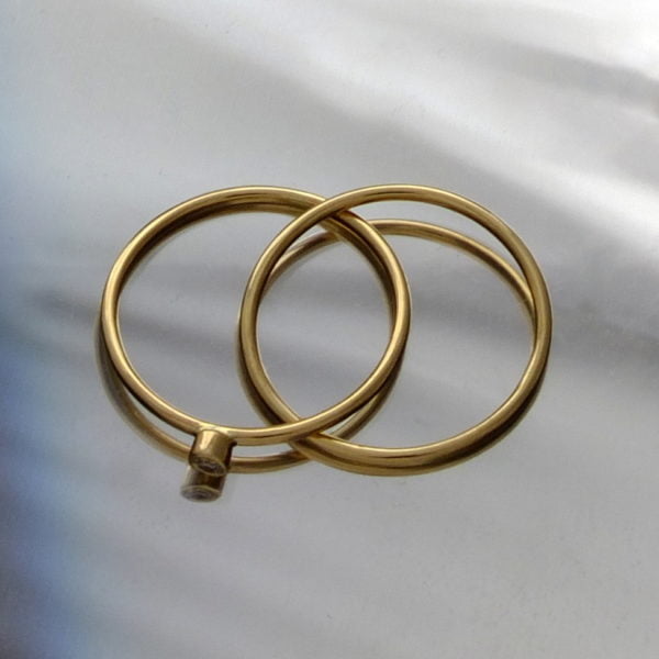 podwójny pierścionek z brylantem rozłożony