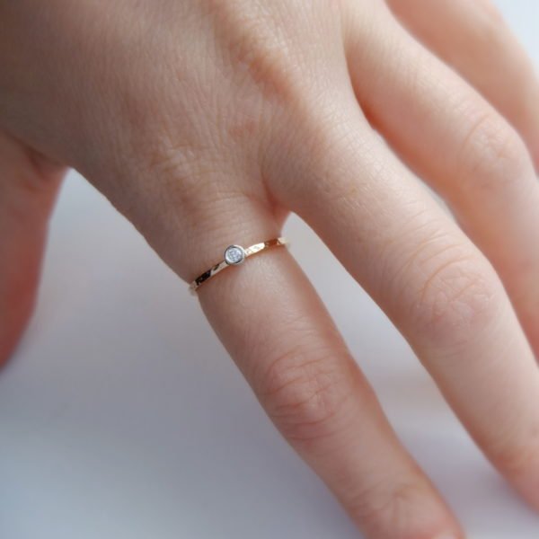 minimalistyczny pierścionek zaręczynowy