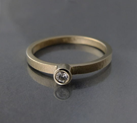 minimalistyczny złoty pierścionek z brylantem
