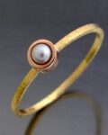 minimalistyczny złoty pierścionek z perłą i fakturowanym złotem