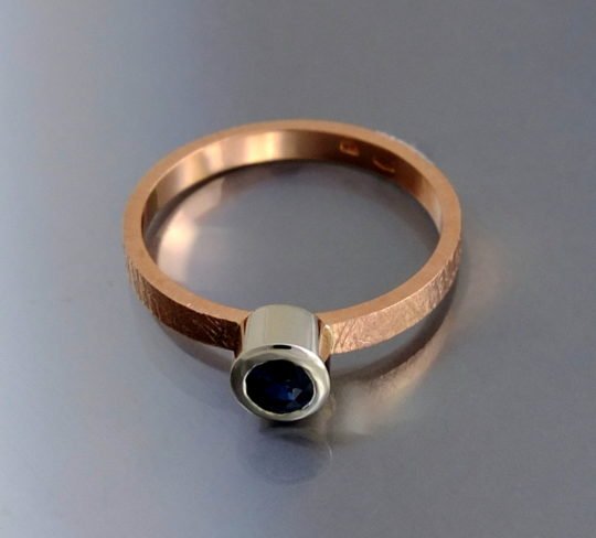 złoty pierścionek fakturowany z szafirem, białe i różowe złoto
