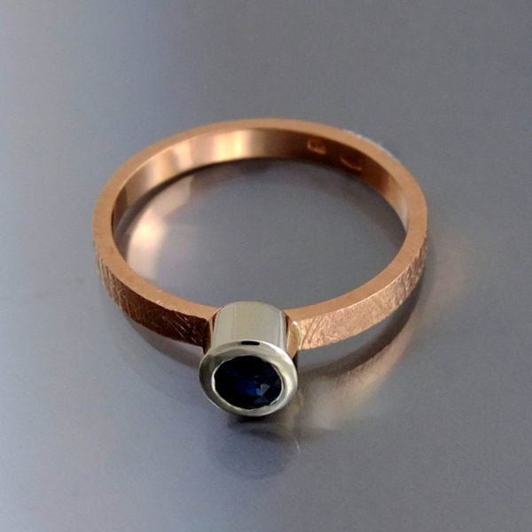 złoty pierścionek fakturowany z szafirem, białe i różowe złoto