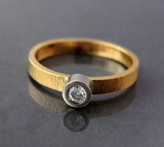 minimalistyczny złoty pierścionek zaręczynowy z brylantem
