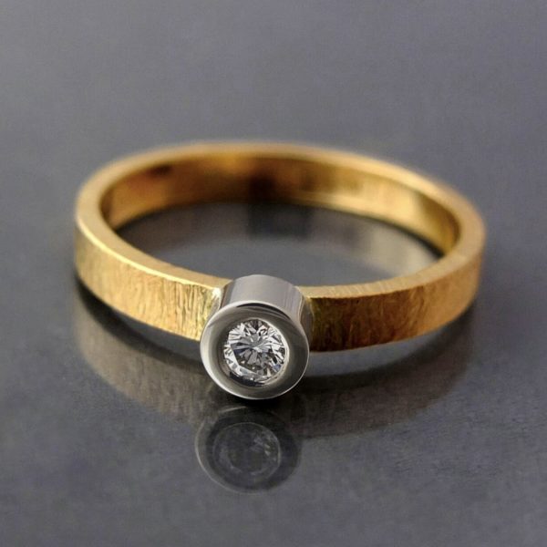 minimalistyczny złoty pierścionek zaręczynowy z brylantem