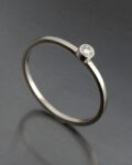 minimalistyczny pierścionek z białego złota z brylantem