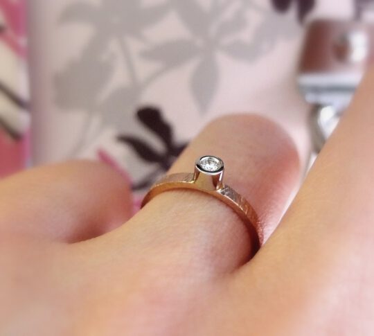 minimalistyczny złoty pierścionek na zaręczyny - różowe złoto i brylant
