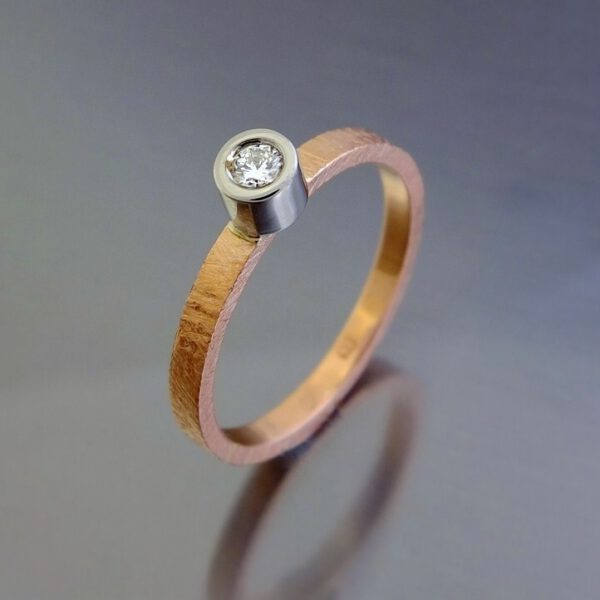 minimalistyczny złoty pierścionek na zaręczyny - różowe złoto i brylant