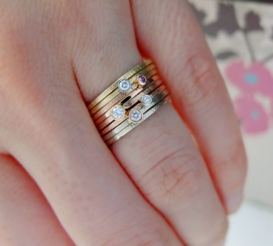 komplet pierścionków z brylantami i różowym szafirem na palcu