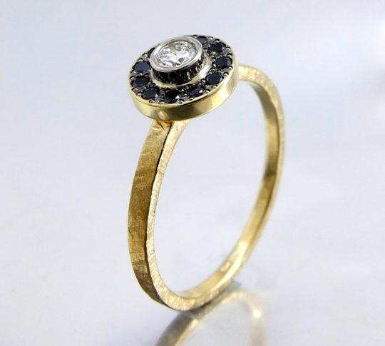 oryginalny pierścionek ze złota i brylantami