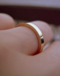 minimalistyczna obrączka ślubna na palcu