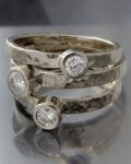 młotkowane pierścionki z białego złota i brylantami