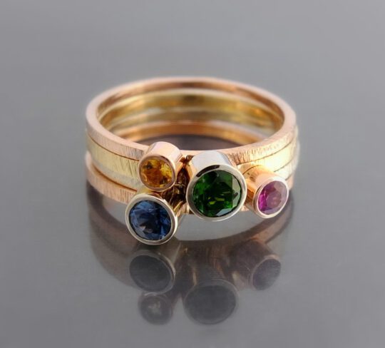 komplet złotych pierścionków z kamieniami szlachetnymi, kolorowe