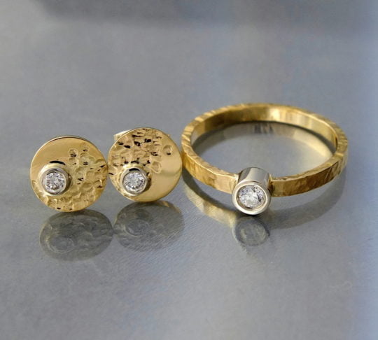 zestaw pierścionek i kolczyki młotkowane ze złota z brylantem